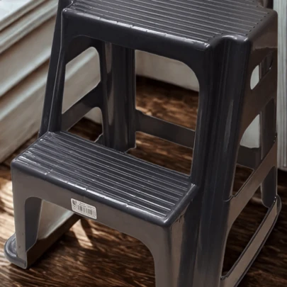 Banco escalera de plástico resistente, tamaño 53x48x49 cm, disponible en colores café y negro, ideal para hogar, cocina, baño, oficina o terraza, diseño práctico y multifuncional que permite sentarse o usar como escalón para alcanzar lugares altos, ligero y fácil de mover