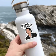 Adesivo de vinil It's Me Jessica Hot Chick, 2 peças, acabamento fosco, autoadesivo, uso único, adesivos para garrafas de água, copos, laptops, chapéus, capas de celular - formato assimétrico, aplicação de superfície versátil