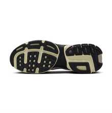 Nike 支撑减震抓地轻便耐用男式厚底运动鞋，全新耐磨拼接设计休闲日常低帮跑步鞋，V2K RUN 银白色高级百搭复古风格休闲运动鞋，必备男款 HJ4497-100 - 灰銀色 - 查看 4