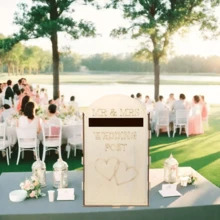 [Buzón de boda vintage] Buzón de boda vintage con decoraciones de flores y corazones, etiquetas de Sr. y Sra., apariencia similar, construcción de madera artificial fácil de limpiar - Decoraciones de boda rústicas, decoración del hogar, estuche elegante para recuerdos, aspecto hecho a mano, regalos sentimentales, acentos con forma de corazón, acabado fácil de limpiar