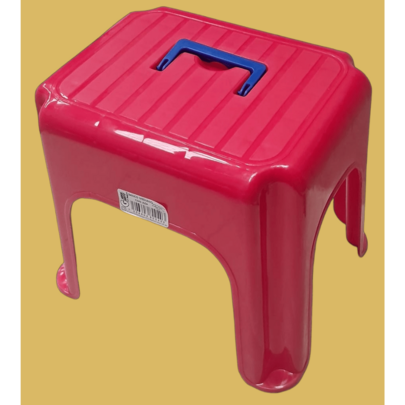 Banco mediano de plástico con asa, tamaño 25x20x20 cm, ligero y resistente, ideal para hogar, cocina, baño, terraza u oficina, diseño práctico y portátil que facilita sentarse o alcanzar lugares altos, fácil de mover y almacenar, accesorio versátil para tareas diarias y uso cotidiano.