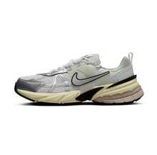 Nike 支撑减震抓地轻便耐用男式厚底运动鞋，全新耐磨拼接设计休闲日常低帮跑步鞋，V2K RUN 银白色高级百搭复古风格休闲运动鞋，必备男款 HJ4497-100 - 灰銀色 - 查看 2