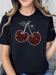 Elegante camiseta de mujer con estampado de cerezas de diamantes de imitación, top de verano de moda con detalles brillantes, cómoda camiseta de mezcla de algodón adecuada para uso diario informal y conjuntos de moda. - Negro - Ver 1