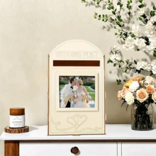 [Buzón de boda vintage] Buzón de boda vintage con decoraciones de flores y corazones, etiquetas de Sr. y Sra., apariencia similar, construcción de madera artificial fácil de limpiar - Decoraciones de boda rústicas, decoración del hogar, estuche elegante para recuerdos, aspecto hecho a mano, regalos sentimentales, acentos con forma de corazón, acabado fácil de limpiar