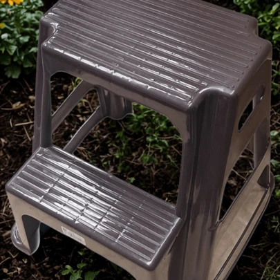 Banco escalera de plástico resistente, tamaño 53x48x49 cm, disponible en colores café y negro, ideal para hogar, cocina, baño, oficina o terraza, diseño práctico y multifuncional que permite sentarse o usar como escalón para alcanzar lugares altos, ligero y fácil de mover