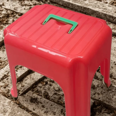 Banco mediano de plástico con asa, tamaño 25x20x20 cm, ligero y resistente, ideal para hogar, cocina, baño, terraza u oficina, diseño práctico y portátil que facilita sentarse o alcanzar lugares altos, fácil de mover y almacenar, accesorio versátil para tareas diarias y uso cotidiano.