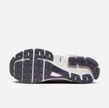 Nike 新款轻盈缓震耐穿通勤跑步鞋，AIR ZOOM VOMERO 5 舒适耐磨健身运动运动鞋，时尚百搭 Y2K 风格拼色休闲运动鞋，户外必备 HQ3643-019 - 淡紫色 - 查看 3