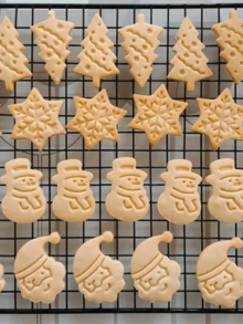 4 件套圣诞饼干模具套装 - 雪人、雪花、圣诞树、圣诞老人图案烘焙模具 - 非常适合节日烘焙、圣诞装饰、圣诞装饰、圣诞睡衣、圣诞礼物、圣诞装饰