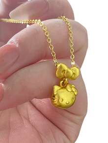 Sanrio Modny, uroczy naszyjnik z wisiorkiem Hello Kitty wykonany ze stopu metali. Kreatywny i uroczy design. Nadaje się do codziennego noszenia. Wielofunkcyjny naszyjnik z kotkiem jako mały prezent dla przyjaciół. Nadaje się na każdą porę roku (niektóre części mogą być losowe).