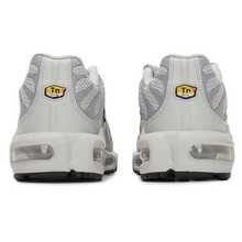 Nike Air Max Plus 女子跑步鞋采用全掌可视气垫，减震回弹，全新火焰形笼式设计，提供高抓地力和舒适度，适合健身、训练和休闲穿着 FV8480-002 - 綠灰色 - 查看 6