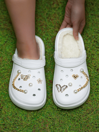 CIVHOM Dam vintertofflor med plyschfoder - Halkfria EVA-tofflor för inomhus-/utomhusbruk med söta bi, fjärilsberlocker och pärlkedja, mysigt tygfoder