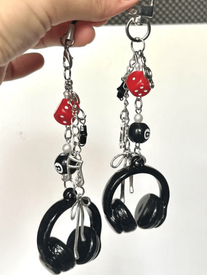 1 Peça Corrente de Fone de Ouvido Preto Original com 8 Músicas para Celular, Legal e Versátil, Corrente CCD Guka, Pingente de Mochila de Estudante, Chaveiro. Esta Corrente de Fone de Ouvido é Feita de Material Preto de Alta Qualidade, e o Design é Simples e Elegante, Adequado para Usar em Todas as Ocasiões. Acessórios de Halloween, Ideias de Presentes do Dia dos Professores, Natal, Acessórios de Bolsa, Cordões com Porta-Crachá, Acessórios de Carro, Encantos de Bolsa