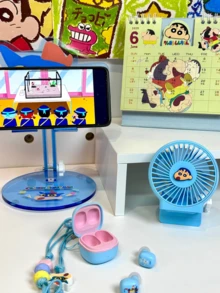 Crayón Shin-chan, Soporte multifuncional de acrílico, Diseño de héroe azul, Organizador de escritorio, Decoración de oficina, Decoración del hogar, Exhibidor de personajes de dibujos animados, Construcción robusta, Soporte para teléfono, Soporte para tableta, Ajuste universal, Decoración de anime, Accesorio de escritorio, Soporte decorativo, Imprescindible para el espacio de trabajo