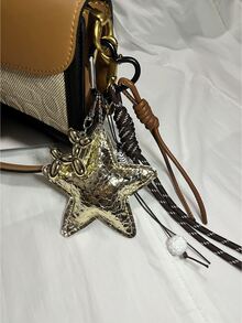 1 chiếc phụ kiện túi hình ngôi sao màu hồng phong cách Y2K, làm từ chất liệu nhung, móc khóa, có thể dùng làm mặt dây chuyền xe hơi. Quà tặng ngày Valentine, thời trang đa năng, phù hợp cho thanh thiếu niên, phụ nữ, sinh viên đại học, giáo viên, nhân viên văn phòng và những người trẻ chuyên nghiệp. Có thể dùng làm vật trang trí, mặt dây chuyền xe hơi, mặt dây chuyền móc khóa nữ, đồ dùng học tập, quà tặng ngày Nhà giáo. - Nhiều màu - Xem 13