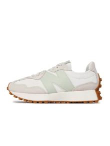New Balance 327 女式休闲鞋采用海盐色和黑色，低帮皮革鞋面，泡沫缓冲鞋垫，柔软支撑贴合，易于系带，适合行走、日常穿着和四季休闲风格。 - 月光/銀苔 - 查看 1