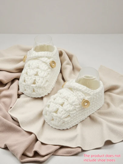 1 par de zapatos de bebé hechos a mano a ganchillo, color morado claro con decoración de botón, talla de bebé