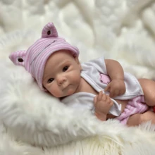 Adorable muñeca bebé recién nacida Bettie de 13 pulgadas, hecha a mano con silicona de tacto suave que se puede bañar, para niños como regalo de cumpleaños/Navidad - Chica de silicona - Ver 3