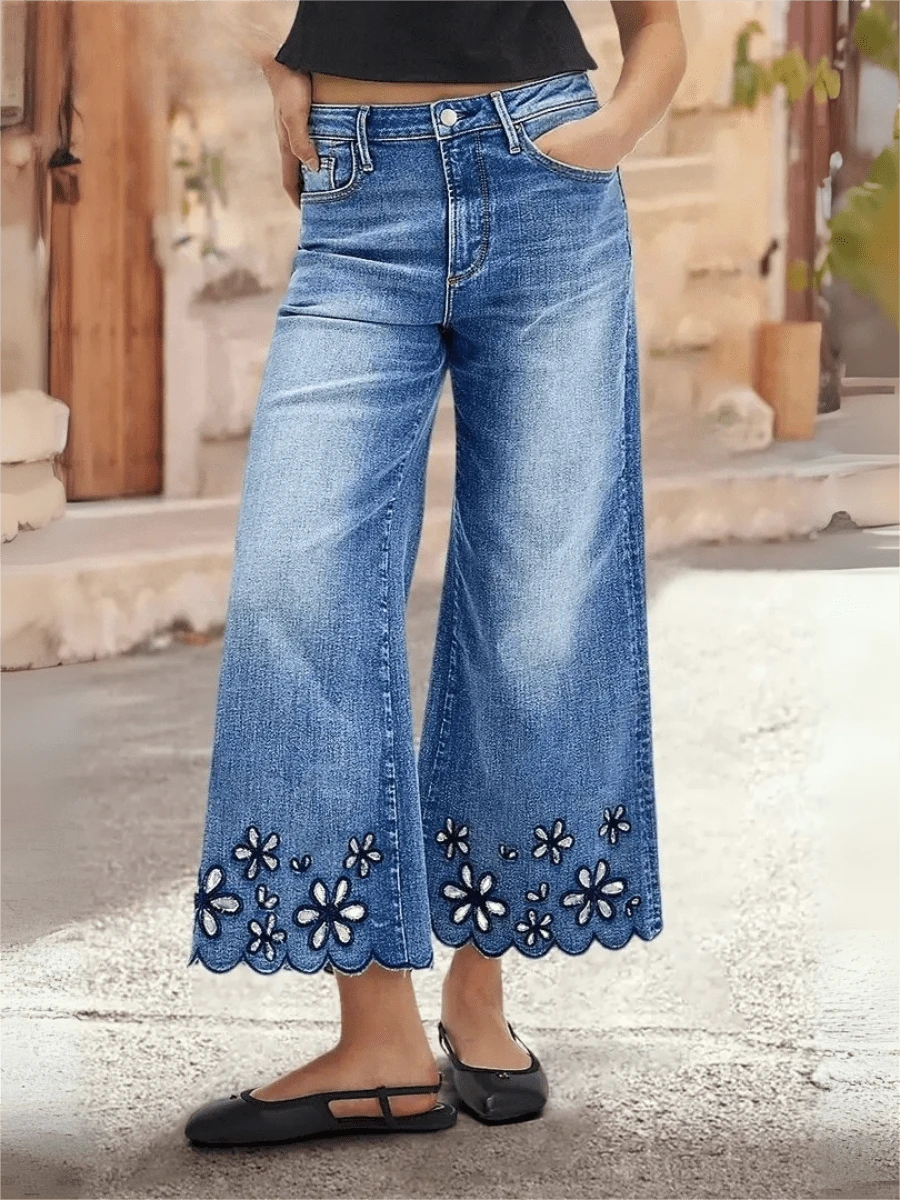Ladies Plus Size Denim Pants, Women's Art Embroidery Denim Pants - Comfortable Stretch Wide Leg Denim Pants (Floral Pattern Casual Pants, Suitable For Weekend Wearing Or Workwear. Women's Plus Size Stretch Wide Leg Denim Pants | Mid-Calf Comfortable Fit, Featuring Artistic Floral Embroidery | Mid-Calf Casual Style, Suitable For Daily Wearing, Plus Size Women's Embroidered Denim Pants. Blend Fabric: 75% Cotton, 23% Polyester Fiber. The Cuffs Of The Pants Are Designed With Rolled Edges, Featuring Floral Embroidery And Cloud-Shaped Cuts. This Style Combines The Characteristics Of Straight-Leg Pants And Wide-Leg Pants. It Has Four Pockets, With Embroidery On The Back Pocket. No Belt. This Is A Fashionable Style Suitable For All Seasons And Can Also Be Worn As Elegant Undergarments. - Rửa nhẹ - Xem 1