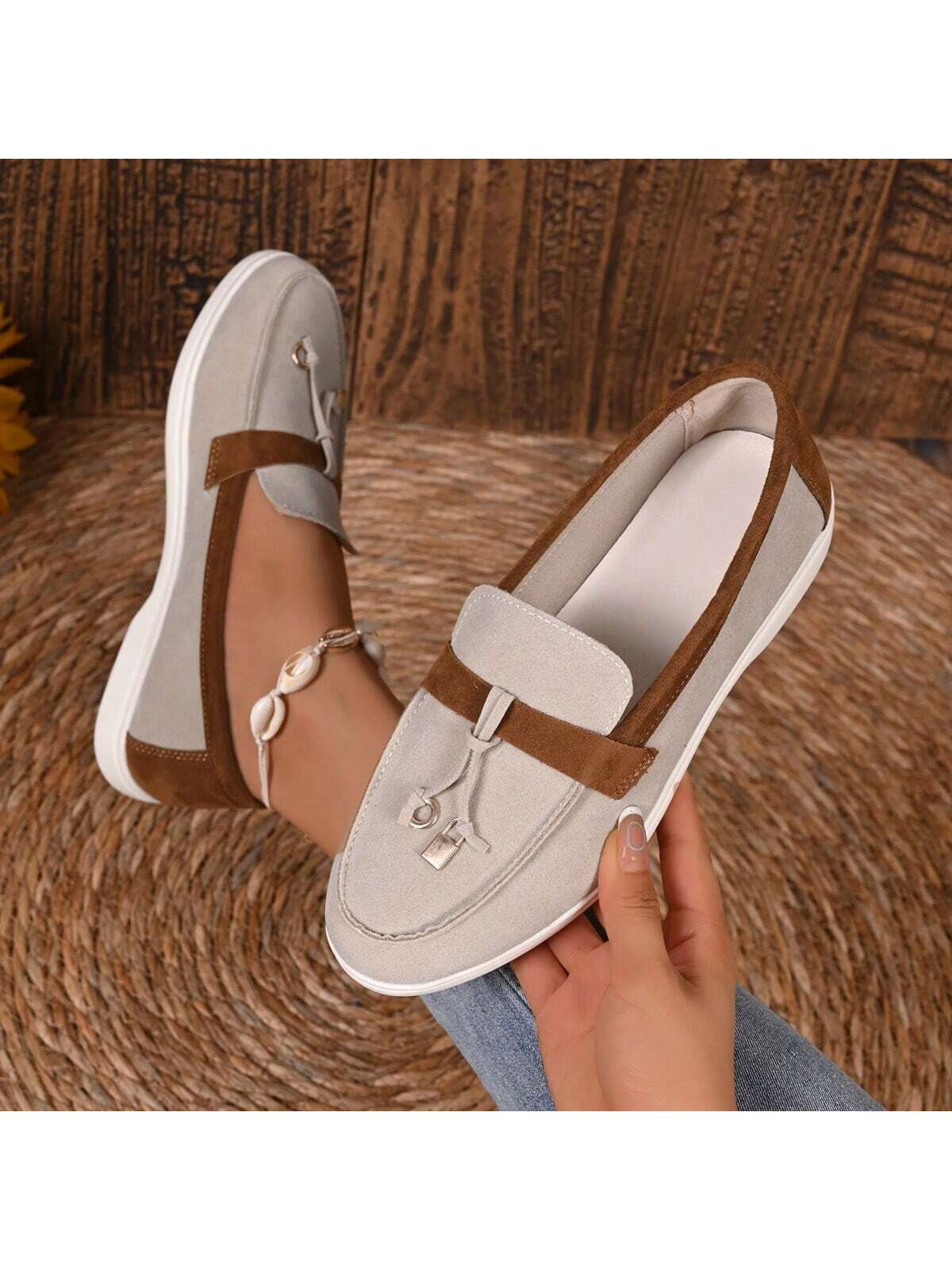 حذاء مسطح بلون أسود وأبيض مزين بشرابات، أحذية مريح...