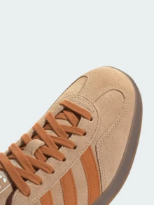 Adidas Originals Adidas Gazelle Indoor Fall Sneaker, Classic Shoe For Daily And Casual Wear, OG Sneaker Style Unisex, Timeless Three-Stripe, Skate Outfit Ideas, JH5412 - 淺棕色/橙色 - 查看 6