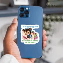 【趣味贴纸：总是犯困】趣味贴纸：总是犯困 - 乙烯基贴纸，图案为活泼的卡通兔子和色彩缤纷的花朵，文字为“Too Magical For You”（太神奇了，你做不到），非常适合贴在笔记本电脑、水瓶等物品上。贴纸用途广泛，可用于剪贴簿、笔记本电脑、Kindle、手机等。 - 彩色 - 查看 4