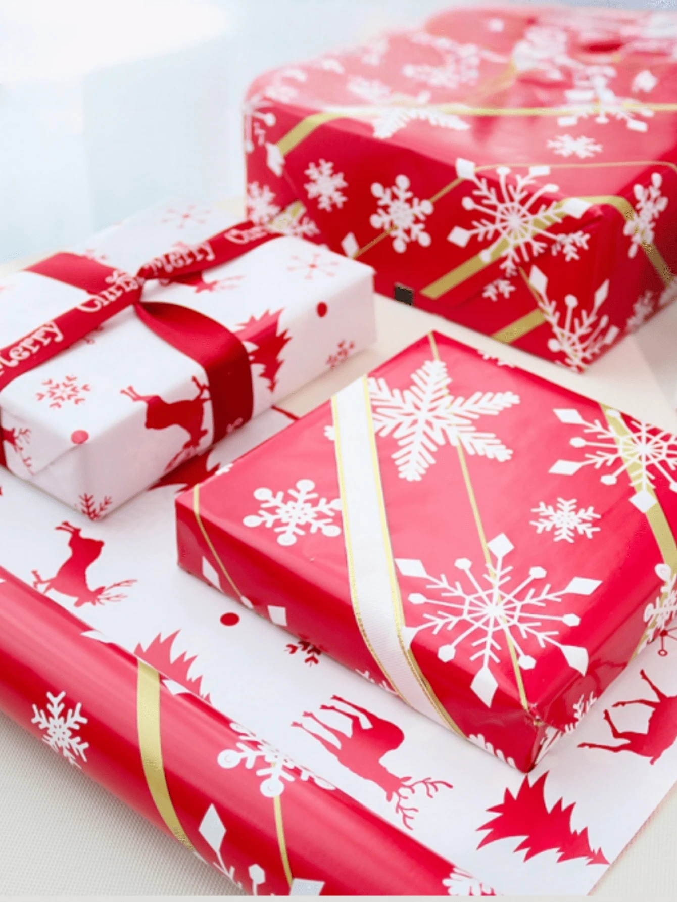 17in X 600in Roll Of Double-Sided Christmas Reindeer & Snowflake Gift Wrapping Paper With Stickers, Suitable For Teens And Family Gifts