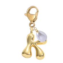 Bubble Buchstaben süßes Buchstaben Halsketten Anhänger A-Z, Glücklicher Kristall Anhänger mit tropfenförmiger Perle, glänzender Legierung Taschenanhänger / Rucksackanhänger / Schlüsselanhänger / Schlüsselring / Auto Anhänger / Geldbörse Accessoire, stilvoller vielseitiger Schmuckgeschenk für Frauen, Mädchen, Teenager, perfekt für den täglichen Gebrauch, Taschendekoration, Schule, Arbeit, Reisen, Geburtstag, Valentinstag, Weihnachten, Neujahrgeschenkidee