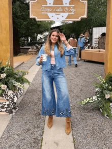 Ladies Plus Size Denim Pants, Women's Art Embroidery Denim Pants - Comfortable Stretch Wide Leg Denim Pants (Floral Pattern Casual Pants, Suitable For Weekend Wearing Or Workwear. Women's Plus Size Stretch Wide Leg Denim Pants | Mid-Calf Comfortable Fit, Featuring Artistic Floral Embroidery | Mid-Calf Casual Style, Suitable For Daily Wearing, Plus Size Women's Embroidered Denim Pants. Blend Fabric: 75% Cotton, 23% Polyester Fiber. The Cuffs Of The Pants Are Designed With Rolled Edges, Featuring Floral Embroidery And Cloud-Shaped Cuts. This Style Combines The Characteristics Of Straight-Leg Pants And Wide-Leg Pants. It Has Four Pockets, With Embroidery On The Back Pocket. No Belt. This Is A Fashionable Style Suitable For All Seasons And Can Also Be Worn As Elegant Undergarments. - Rửa nhẹ - Xem 3