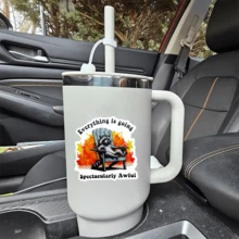 1 Peça Adesivo Removível Impermeável de PVC de 3 Polegadas para Uso Externo, com Humor Sarcástico, Citação de Comédia Negra, Estética de Humor Caótico, Bottom de Incêndio, Meme de Guaxinim "Tudo está indo espetacularmente mal", Decoração Juvenil/Adesivo de Garrafa de Água de Saúde Mental para Laptop, Garrafa de Água, Carro, Geladeira, Skate, Telefone, Livro, Presente - Multicolorido - Visão 4