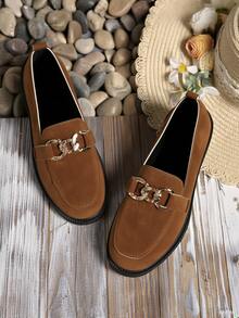 Mocasines planos con decoración de cadena para mujer, elegantes y cómodos para el otoño 2025. Adecuados para faldas y uso en el campus.