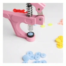 3-In-1 Pliers For Sewing Snap Buttons, Plastic, Metal, Ritas And Eyelets - Pink Matrix With 200 Clothing Buttons - 粉色 - 查看 6