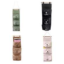 1 pieza Bolsa de almacenamiento de algodón y lino de estilo aleatorio montada en la pared, bolsa colgante de tela, dispositivo colgante montado en la pared, bolsillo colgante de varias capas, bolsa de almacenamiento montada en la pared. Puede contener herramientas, artículos pequeños, objetos planos, etc. Adecuado para la sala de estar, la cocina, el baño, el campamento al aire libre, etc. Disponible en varios colores. Almacenamiento sencillo, fácil categorización.