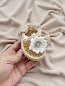 1 Pair Handmade Infant Sandals, Crochet Daisy Pattern, Yellow And White, Pearl Button Decor - Beige - View 2