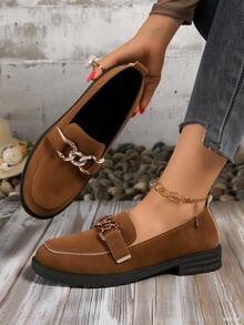Mocasines planos con decoración de cadena para mujer, elegantes y cómodos para el otoño 2025. Adecuados para faldas y uso en el campus.