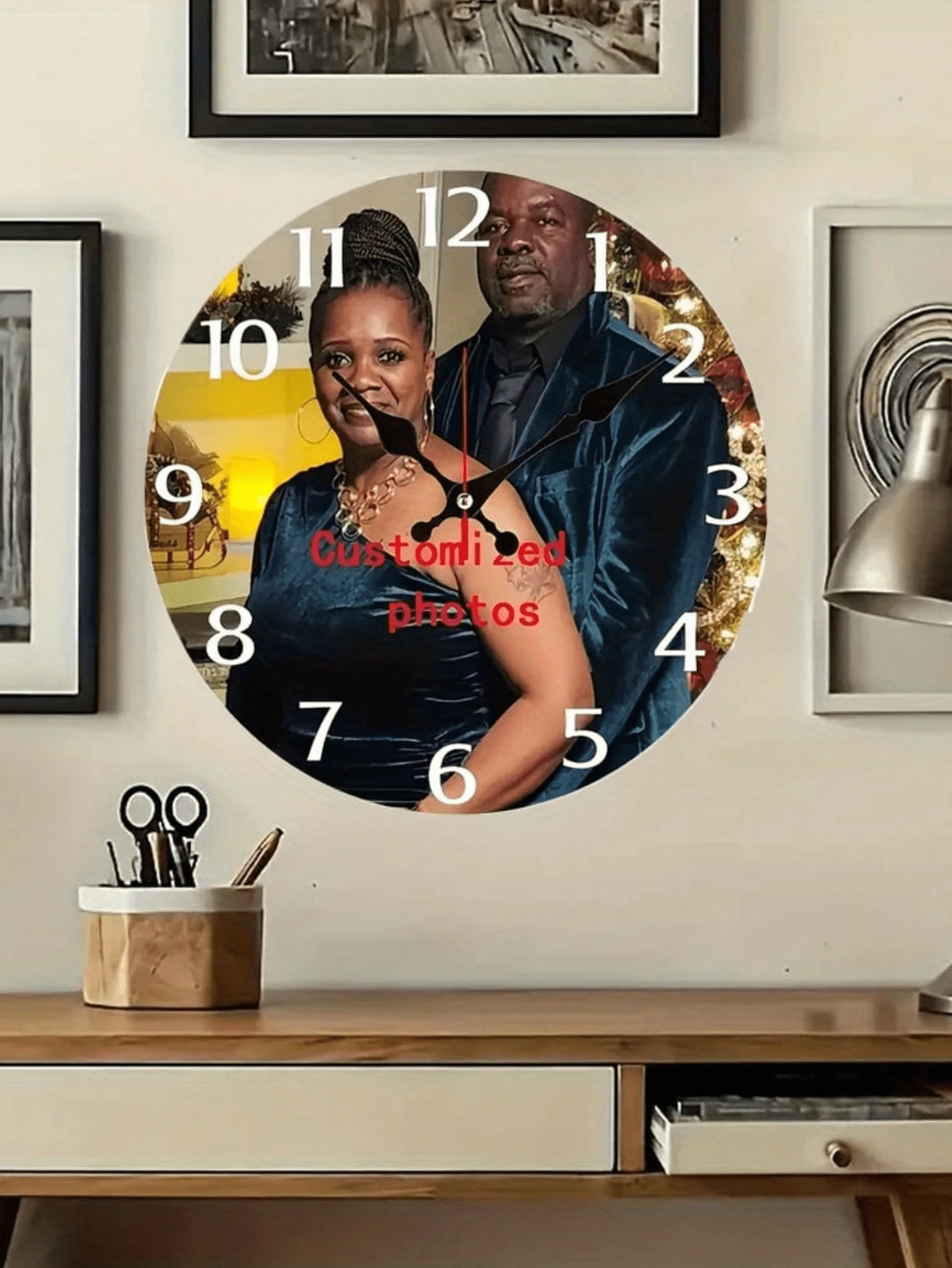 个性定制圆形挂钟，多宫格定制，家人，朋友，兄弟姐妹，10-12英寸，情侣招财啊，静音挂钟适合房间装饰，母亲节礼物，无需电池。 - 彩色 - 查看 1