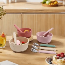 Set di stoviglie per bambini 3 pezzi con ciotola con ventosa e posate in acciaio inossidabile 304, ciotola in silicone a forma di animali marini (6 colori: cavalluccio marino). Materiali: manici in silicone resistenti al calore + base magnetica a tenuta stagna | Lavabile in lavastoviglie e microonde | Certificato CE/FDA | Design adatto ai bambini per viaggi, casa e asilo | Caratteristiche di antiscivolo | Perfetto per pasti per bambini, svezzamento e regali per compleanni dei bambini