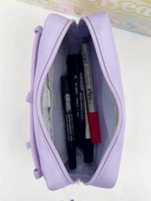 Crayon Shin-chan Federmäppchen aus Oxford-Stoff mit Frontöffnung, Lila Edition, cooler und effizienter Schreibwarenbehälter mit robuster Konstruktion und bezauberndem Design, ideal für Schulbedarf, Büroorganisation oder Reisebedarf, perfektes Geschenk für Cartoon-Fans und Studenten, die funktionale Schreibtischartikel benötigen