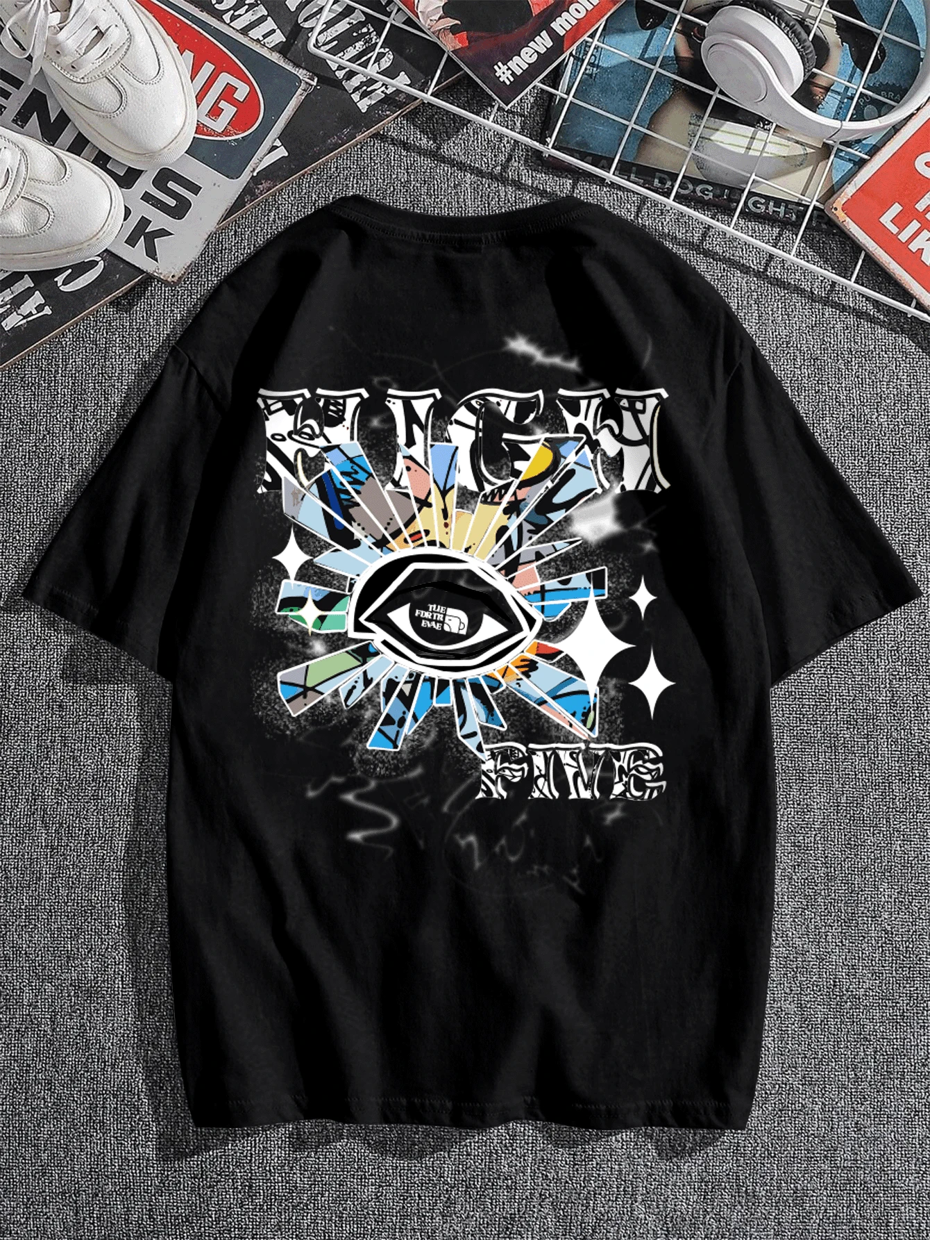 قميص كاجوال فضفاض بأكمام قصيرة وياقة دائرية مع طباعة حرف وعين للرجال كبار الحجم