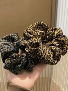 1 Oversized Leoparden-Muster Haargummi - Ein klassischer blauer Tierdruck Haargummi für Frauen mit einem weichen, hakenlosen Band, ein Muss für Reisen und alltägliches Haarzubehör. Gummibänder Haargummis Haargummis Scrunchies Haarseile - Verschiedenfarbig - Übersicht 1