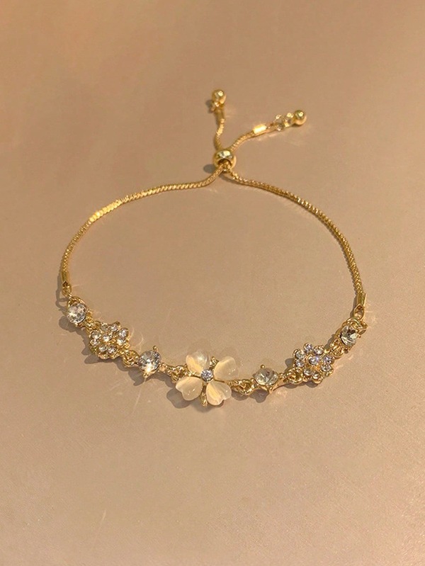 1 Stück Armband im neuen Stil mit vierblättrigem Kleeblatt für Mädchen, luxuriöses Nischengescenk, perfekt als Geschenk für beste Freundin oder Freundin