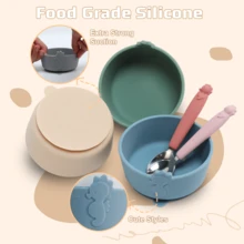 Set di stoviglie per bambini 3 pezzi con ciotola con ventosa e posate in acciaio inossidabile 304, ciotola in silicone a forma di animali marini (6 colori: cavalluccio marino). Materiali: manici in silicone resistenti al calore + base magnetica a tenuta stagna | Lavabile in lavastoviglie e microonde | Certificato CE/FDA | Design adatto ai bambini per viaggi, casa e asilo | Caratteristiche di antiscivolo | Perfetto per pasti per bambini, svezzamento e regali per compleanni dei bambini