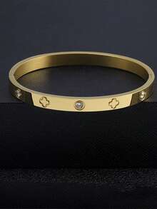 1 件钛钢手镯，镜面抛光，真空镀层，不易褪色，幸运四叶草镶有水钻，时尚经典款式，适合日常佩戴情人节