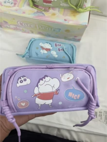 Crayon Shin-chan Federmäppchen aus Oxford-Stoff mit Frontöffnung, Lila Edition, cooler und effizienter Schreibwarenbehälter mit robuster Konstruktion und bezauberndem Design, ideal für Schulbedarf, Büroorganisation oder Reisebedarf, perfektes Geschenk für Cartoon-Fans und Studenten, die funktionale Schreibtischartikel benötigen