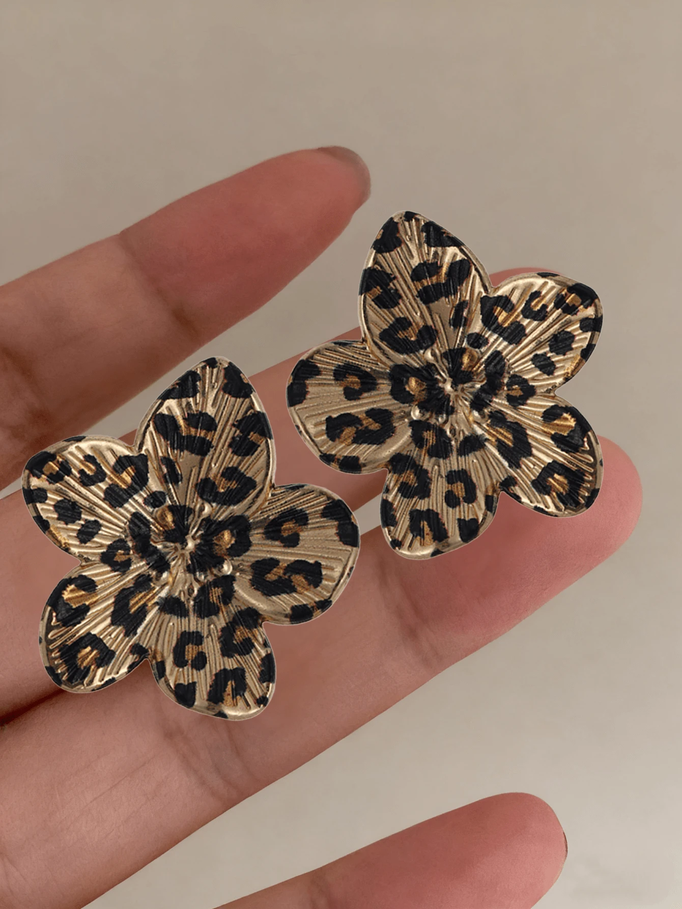 1 Pair Vintage Floral Design Fashion Earrings For Women