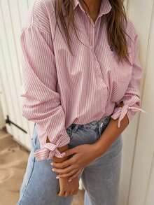 优雅的黄白条纹女式衬衫，正面有花卉图案，袖口有蝴蝶结，是春秋季节的完美选择