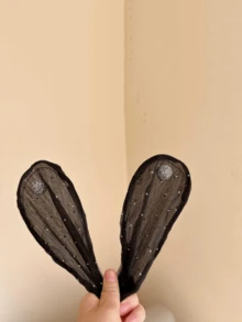 1 قطعة مشبك شعر نسائي مزين بالماس والفيونكة الشبكية ذو تصميم ملفوف وبريق، مناسب للحفلات والاستخدام اليومي. 1 قطعة شريط رأس مزين بالفيونكة وجيب سري مخفي، يمكن استخدامه لحفظ النقود والأغراض الصغيرة أثناء السفر