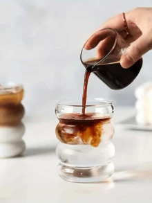 1 Stück 350ml runder Becher, hochwertige Borosilikatglas Raupentasse, einfacher runder Becher, Milchtee Becher, Spiralgewellter Strohhalm Becher, Wassertasse, moderner Glas Kaffeebecher, geeignet für Zuhause, Büro, Jinghong Kaltgetränkebecher, nordischer kreativer Milchtee Strohhalm Bier Saft Becher, ist ein großartiges Isolier- und Kühlgeschenk, Halloween Geschenk, Weihnachtsgeschenk, Schulanfang Saison, Valentinstag Geschenk