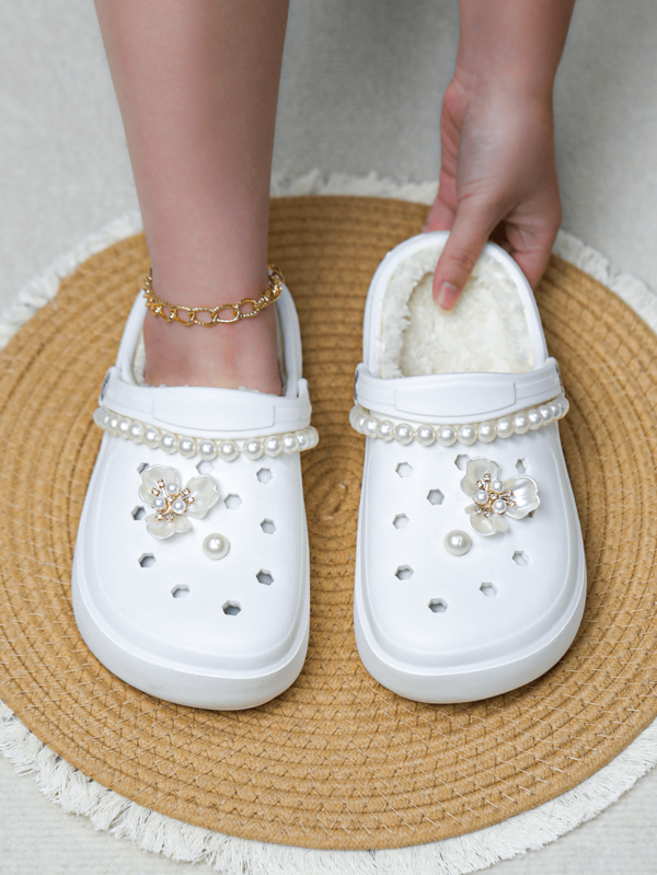 CIVHOM Women's Winter Plush Lining Clogs, Slippers, EVA Soft Sole Comfortable Garden Shoes And Beach Shoes With Flower Charms And Pearl Chain For Home, Parties And Outdoor Activities, Ideal Gift For Halloween, Christmas