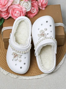 CIVHOM 女士冬季毛绒衬里木屐、拖鞋、EVA 软底舒适花园鞋和沙滩鞋，配有花朵饰物和珍珠链，适合居家、派对和户外活动，是万圣节、圣诞节的理想礼物 - 白色 - 查看 5