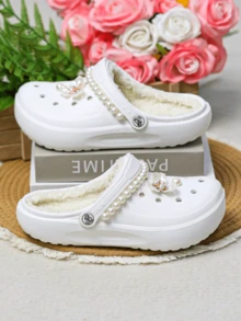 CIVHOM 女士冬季毛绒衬里木屐、拖鞋、EVA 软底舒适花园鞋和沙滩鞋，配有花朵饰物和珍珠链，适合居家、派对和户外活动，是万圣节、圣诞节的理想礼物 - 白色 - 查看 4